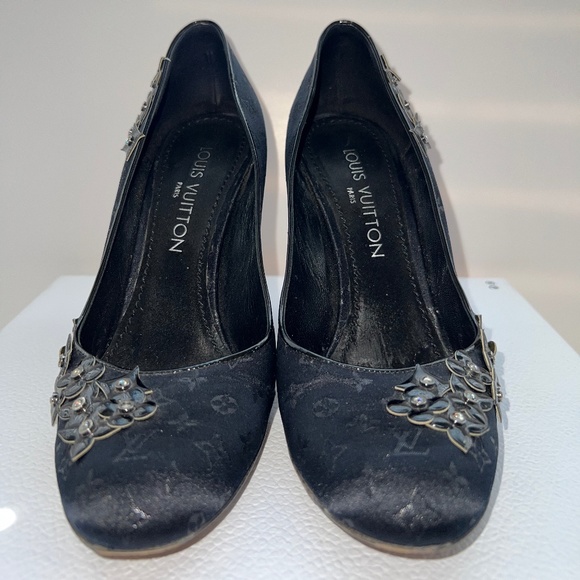 Louis Vuitton - Vintage Logo Monogram Pumps in Patent Leather/Satin/Charms Sz 38 - Picture 3 of 16